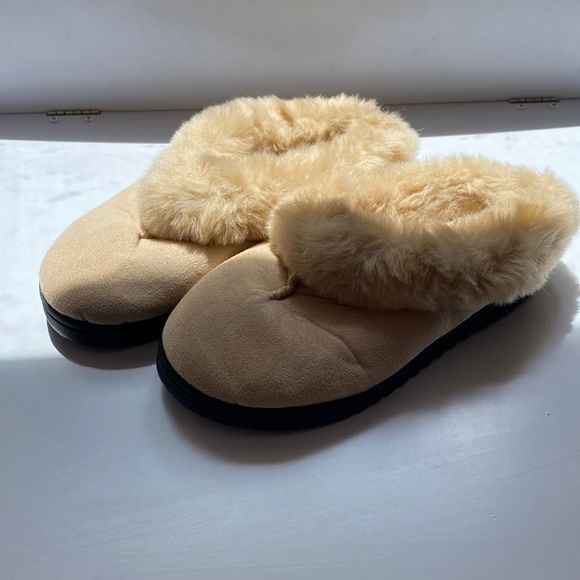 Dearfoams Small Fuzzy Slippers in Tan Faux Fur Fuzzy Furry Comfort Shoes Size 6 - Picture 1 of 4
